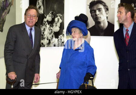 Fichier. 13 Jan, 2017. ANTONY CHARLES ROBERT ARMSTRONG-JONES, 1er comte de Snowdon (7 mars 1930 - 13 janvier 2017), communément connu sous le nom de Lord Snowdon, était un photographe et vidéaste. Il était marié à la princesse Margaret, plus jeune fille du roi George VI et sœur cadette de la reine Elizabeth II. Lord Snowdon est mort paisiblement à son domicile. Sur la photo : le 2 juin 2000 - Londres - Reine mère & Lord Snowdon.-reine mère visite l'exposition Snowdon.à la National Portrait Gallery, London © Globe Photos/ZUMAPRESS.com/Alamy Live News Banque D'Images