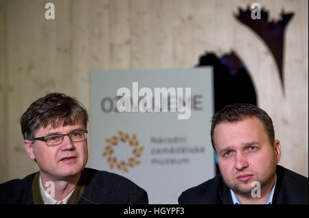 Prague, République tchèque. 13 Jan, 2017. Le ministre de l'agriculture, Marian Jurecka (à droite) et le Musée de l'agriculture nationale (directeur général NZM) J. Milan Pucek (gauche) donner conférence de presse Le nouveau concept du musée, la reconstruction de son siège à Prague, République tchèque, le 13 janvier 2017. © Vit Simanek/CTK Photo/Alamy Live News Banque D'Images