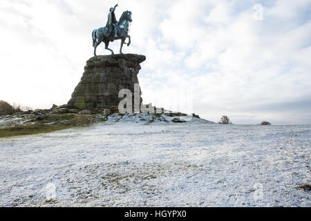 Windsor, Royaume-Uni. 13 janvier, 2017. Le saupoudrage de neige sur la neige Hill dans le Berkshire à mesure que le soleil apparaît derrière. Il y avait moins de neige que prévu dans la région. Credit : Mark Kerrison/Alamy Live News Banque D'Images