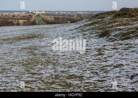 Windsor, Royaume-Uni. 13 janvier, 2017. Le saupoudrage de neige sur la neige Hill dans le Berkshire avec le château de Windsor illuminée par le soleil levant derrière. Il y avait moins de neige que prévu dans la région. Credit : Mark Kerrison/Alamy Live News Banque D'Images