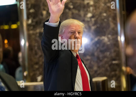 New York, USA. 13 Jan, 2017. Le président élu, Donald Trump est vu quitter le hall de Trump Tower à New York, USA. Credit : MediaPunch Inc/Alamy Live News Banque D'Images