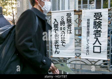 Tokyo, Japon. 14 Jan, 2017. Un étudiant japonais arrive à l'Université de Tokyo pour s'asseoir l'université nationale de tests d'accès à Tokyo, Japon. Cette année 575 966 élèves d'écoles secondaires de participer aux épreuves à travers 691 centres de test dans l'ensemble du pays au cours du week-end du 14 et 15 janvier. Credit : AFLO Co.,Ltd/Alamy Live News Banque D'Images