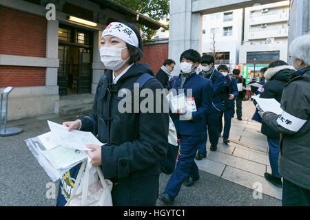 Tokyo, Japon. 14 Jan, 2017. Un étudiant japonais arrive à l'Université de Tokyo pour s'asseoir l'université nationale de tests d'accès à Tokyo, Japon. Cette année 575 966 élèves d'écoles secondaires de participer aux épreuves à travers 691 centres de test dans l'ensemble du pays au cours du week-end du 14 et 15 janvier. Credit : AFLO Co.,Ltd/Alamy Live News Banque D'Images