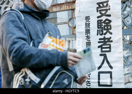 Tokyo, Japon. 14 Jan, 2017. Un étudiant japonais arrive à l'Université de Tokyo pour s'asseoir l'université nationale de tests d'accès à Tokyo, Japon. Cette année 575 966 élèves d'écoles secondaires de participer aux épreuves à travers 691 centres de test dans l'ensemble du pays au cours du week-end du 14 et 15 janvier. Credit : AFLO Co.,Ltd/Alamy Live News Banque D'Images