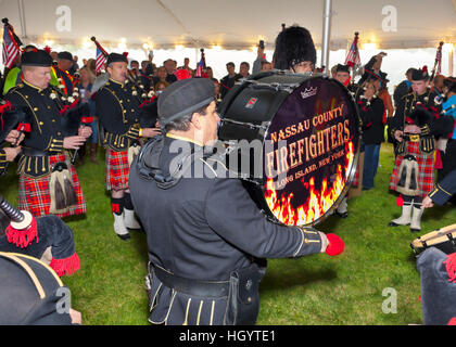 East Meadow, New York, USA. 31 mars, 2012. East Meadow, New York, USA. Le 31 mars 2012. Nassau Comté Fireflghters Pipes & Drums effectuer à Ray Pfeifer bénéficient à East Meadow Hall bienveillant Pompiers, Long Island. Mise à jour : le 58e Comité inaugural publié liste qui comprenait le groupe comme l'un des 3 fanfares de New York, et 40 groupes dans l'ensemble, effectuer à la parade d'inauguration présidentielle, le 20 janvier 2017, à Washington, DC. © Ann Parry/ZUMA/Alamy Fil Live News Banque D'Images