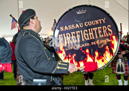 East Meadow, New York, USA. 31 mars, 2012. East Meadow, New York, USA. Le 31 mars 2012. Nassau Comté Fireflghters Pipes & Drums effectuer à Ray Pfeifer bénéficient à East Meadow Hall bienveillant Pompiers, Long Island. Mise à jour : le 58e Comité inaugural publié liste qui comprenait le groupe comme l'un des 3 fanfares de New York, et 40 groupes dans l'ensemble, effectuer à la parade d'inauguration présidentielle, le 20 janvier 2017, à Washington, DC. © Ann Parry/ZUMA/Alamy Fil Live News Banque D'Images