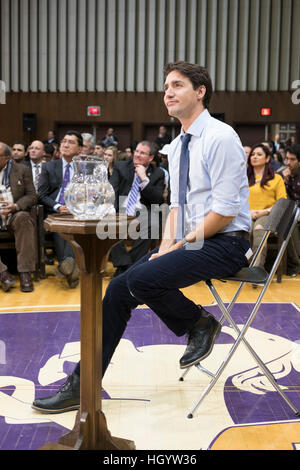 London, Ontario, Canada, le 13 janvier, 2017. Justin Trudeau, premier ministre du Canada, à l'écoute à une question dans un hôtel de ville Q&A dans l'Alumni Hall of London's University of Western Ontario. Londres a été l'un de ses arrêts dans le cadre de sa tournée du pays. Credit : Rubens Alarcon/Alamy Live News Banque D'Images