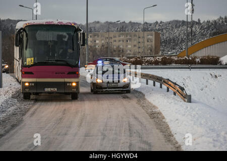 Gdansk, Pologne. 14 Jan, 2017. Des contrôles de police trafic polonais l'état technique des bus utilisés pour transporter les enfants et les conducteurs sobres. Les enfants en Pologne commence vacances d'hiver, et beaucoup d'entre eux va pour les camps et colonies dans les montagnes. © Michal Fludra/Alamy Live News Banque D'Images