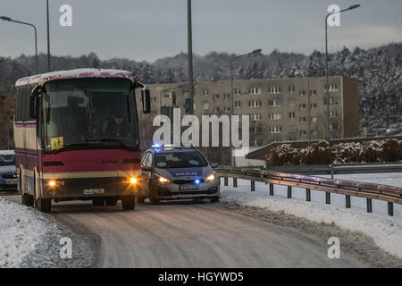 Gdansk, Pologne. 14 Jan, 2017. Des contrôles de police trafic polonais l'état technique des bus utilisés pour transporter les enfants et les conducteurs sobres. Les enfants en Pologne commence vacances d'hiver, et beaucoup d'entre eux va pour les camps et colonies dans les montagnes. © Michal Fludra/Alamy Live News Banque D'Images