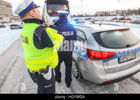 Gdansk, Pologne. 14 Jan, 2017. Des contrôles de police trafic polonais l'état technique des bus utilisés pour transporter les enfants et les conducteurs sobres. Les enfants en Pologne commence vacances d'hiver, et beaucoup d'entre eux va pour les camps et colonies dans les montagnes. © Michal Fludra/Alamy Live News Banque D'Images