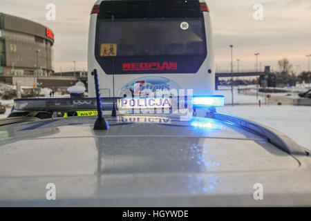 Gdansk, Pologne. 14 Jan, 2017. Des contrôles de police trafic polonais l'état technique des bus utilisés pour transporter les enfants et les conducteurs sobres. Les enfants en Pologne commence vacances d'hiver, et beaucoup d'entre eux va pour les camps et colonies dans les montagnes. © Michal Fludra/Alamy Live News Banque D'Images