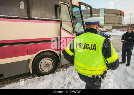 Gdansk, Pologne. 14 Jan, 2017. Des contrôles de police trafic polonais l'état technique des bus utilisés pour transporter les enfants et les conducteurs sobres. Les enfants en Pologne commence vacances d'hiver, et beaucoup d'entre eux va pour les camps et colonies dans les montagnes. © Michal Fludra/Alamy Live News Banque D'Images