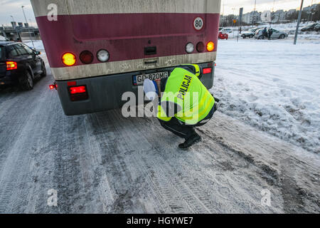 Gdansk, Pologne. 14 Jan, 2017. Des contrôles de police trafic polonais l'état technique des bus utilisés pour transporter les enfants et les conducteurs sobres. Les enfants en Pologne commence vacances d'hiver, et beaucoup d'entre eux va pour les camps et colonies dans les montagnes. © Michal Fludra/Alamy Live News Banque D'Images