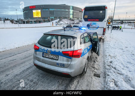 Gdansk, Pologne. 14 Jan, 2017. Des contrôles de police trafic polonais l'état technique des bus utilisés pour transporter les enfants et les conducteurs sobres. Les enfants en Pologne commence vacances d'hiver, et beaucoup d'entre eux va pour les camps et colonies dans les montagnes. © Michal Fludra/Alamy Live News Banque D'Images