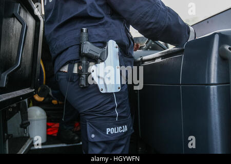 Gdansk, Pologne. 14 Jan, 2017. Des contrôles de police trafic polonais l'état technique des bus utilisés pour transporter les enfants et les conducteurs sobres. Les enfants en Pologne commence vacances d'hiver, et beaucoup d'entre eux va pour les camps et colonies dans les montagnes. © Michal Fludra/Alamy Live News Banque D'Images