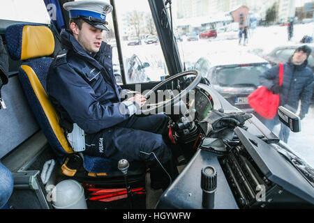 Gdansk, Pologne. 14 Jan, 2017. Des contrôles de police trafic polonais l'état technique des bus utilisés pour transporter les enfants et les conducteurs sobres. Les enfants en Pologne commence vacances d'hiver, et beaucoup d'entre eux va pour les camps et colonies dans les montagnes. © Michal Fludra/Alamy Live News Banque D'Images