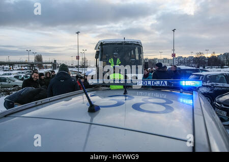 Gdansk, Pologne. 14 Jan, 2017. Des contrôles de police trafic polonais l'état technique des bus utilisés pour transporter les enfants et les conducteurs sobres. Les enfants en Pologne commence vacances d'hiver, et beaucoup d'entre eux va pour les camps et colonies dans les montagnes. © Michal Fludra/Alamy Live News Banque D'Images