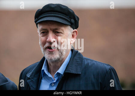 Londres, Royaume-Uni. 14 Jan, 2017. Jeremy Corbyn, chef du parti travailliste, arrive à prendre la parole lors de la Fabian Society Conférence à la maison d'amis à Euston. © Mark Kerrison/Alamy Live News Banque D'Images