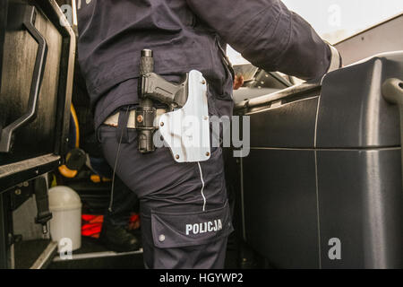 Gdansk, Pologne. 14 Jan, 2017. Agent de police exerçant son pistolet Walther P99 dans l'étui est vu à Gdansk le 14 janvier 2017. Après plusieurs accidents graves durant la formation des fusillades, sous-ministre de l'intérieur de la Pologne Jaroslaw Zielinski défectueux remplacement annoncé Walther P99 des armes à feu. Rupture de percuteur pendant le tournage a débouché, entre autres, des dommages à l'oeil d'un des agents de police © Michal Fludra/Alamy Live News Banque D'Images