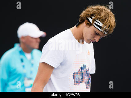 MELBOURNE, AUSTRALIE - 14 janvier 2017 : Alexander Zverev d'Allemagne pendant une session de formation avant le début de l'Open d'Australie 2017 à Melbourne Park, Melbourne, Australie. Crédit : Frank Molter/Alamy Live News Banque D'Images