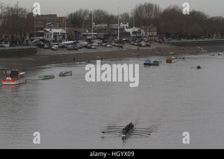 Londres, Royaume-Uni. 14 Jan, 2017. Les rameurs sur Tamise à Putney sur un matin froid avec la baisse des températures de gel à Londres © amer ghazzal/Alamy Live News Banque D'Images