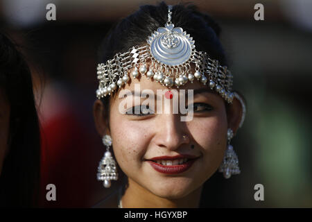 Katmandou, Népal. 14 Jan, 2017. Une femme de la communauté ethnique Tharus vêtus de costumes traditionnels de prendre part à l'occasion de célébrer le festival de Sankranti Maghe, illustrant différents aspects de leur culture à Katmandou, Népal le Samedi, Janvier 14, 2017. © Skanda Gautam/ZUMA/Alamy Fil Live News Banque D'Images