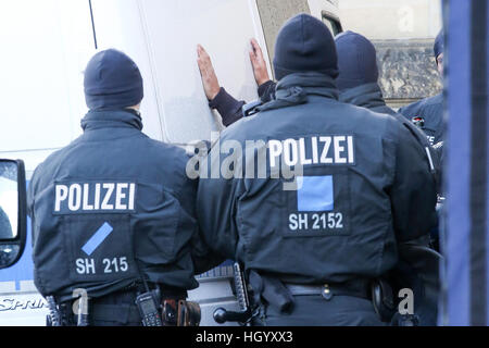 Kiel, Allemagne. 14 Jan, 2017. L'arrestation des policiers un participant d'une manifestation pro-kurde à Kiel, Allemagne, 14 janvier 2017. Trois personnes ont été placées en garde à vue pendant la démonstration. Après une heure, les participants ont terminé l'ensemble de l'événement. Photo : Marques Bodo Bodo/marque/dpa/Alamy Live News Banque D'Images