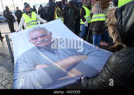 Kiel, Allemagne. 14 Jan, 2017. Un participant d'une manifestation pro-kurde contient jusqu'une bannière représentant le fondateur du Parti des Travailleurs du Kurdistan (PKK) Oecalan à Kiel, Allemagne, 14 janvier 2017. Trois personnes ont été placées en garde à vue pendant la démonstration. Après une heure, les participants ont terminé l'ensemble de l'événement. Photo : Marques Bodo Bodo/marque/dpa/Alamy Live News Banque D'Images