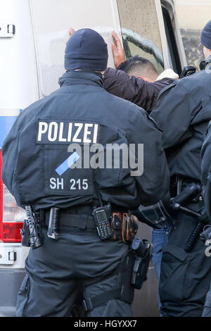 Kiel, Allemagne. 14 Jan, 2017. L'arrestation des policiers un participant d'une manifestation pro-kurde à Kiel, Allemagne, 14 janvier 2017. Trois personnes ont été placées en garde à vue pendant la démonstration. Après une heure, les participants ont terminé l'ensemble de l'événement. Photo : Marques Bodo Bodo/marque/dpa/Alamy Live News Banque D'Images