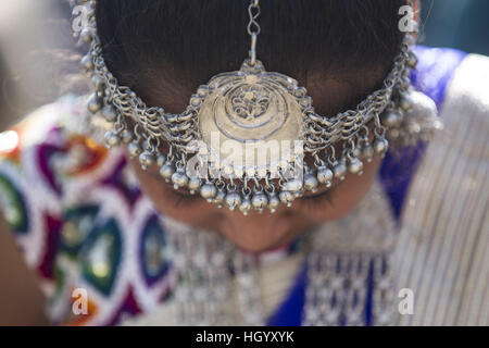 Katmandou, Népal. 14 Jan, 2017. Une Népalaise femme de la communauté tharu en tenue traditionnelle participe à une célébration marquant le Maghe Sankranti à Katmandou, Népal, 14 janvier 2017. Maghe Sankranti, qui marque le début du mois sacré de Magh, a été célébrée chez les Hindous au Népal en prenant un bain rituel dans confluences des rivières et offrant des cultes dans les temples. © Pratap Thapa/Xinhua/Alamy Live News Banque D'Images