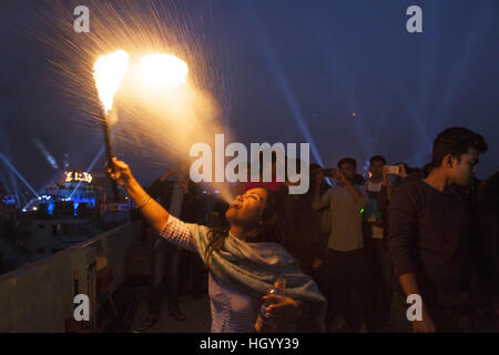 Dhaka, Bangladesh. 14 Jan, 2017. 14 Jan 2017 Dhaka Bangladesh ''" ancienne du Bangladesh Dhaka jeunes peopl bénéficie d'posh Sankranti avec différentes activités comme un homme de coups de feu dans la soirée au old Dhaka le 14 janvier 2017. Paush Shankranti" est le dernier jour du mois Paush Bengali. Cette fête traditionnelle est connu localement sous le nom de '' 'Shakhrine'. Les gens de l'ancienne Dhaka célébrer Shakhrine avec cerfs-volants colorés au cours de la journée et de manger ou de feu spectacles de soufflage après la tombée de la nuit. © Monirul Alam Monirul Alam © ZUMA/wire/Alamy Live News Banque D'Images