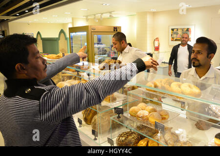 Dhaka, Bangladesh. 14 Jan, 2017. Dhaka, Bangladesh. 14 Jan, 2016. Employés bangladais travaillent à l'intérieur de la nouvelle boulangerie artisanale Holey rouvert à Dhaka, au Bangladesh. Le 13 janvier 2017. Le Bangladesh cafe assiégé par des militants qui ont torturé et tué 20 otages l'année dernière a rouvert cette semaine, au calme, à quelques rues de l'ancien site et ensanglanté, qui demeure à l'aide de ruban isolant en enquêtant sur la police. Mamunur Rashid/crédit : Alamy Live News © Mamunur Rashid/Alamy Live News Banque D'Images