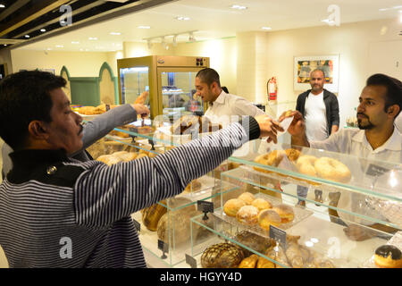 Dhaka, Bangladesh. 14 Jan, 2017. Dhaka, Bangladesh. 14 Jan, 2016. Employés bangladais travaillent à l'intérieur de la nouvelle boulangerie artisanale Holey rouvert à Dhaka, au Bangladesh. Le 13 janvier 2017. Le Bangladesh cafe assiégé par des militants qui ont torturé et tué 20 otages l'année dernière a rouvert cette semaine, au calme, à quelques rues de l'ancien site et ensanglanté, qui demeure à l'aide de ruban isolant en enquêtant sur la police. Mamunur Rashid/crédit : Alamy Live News © Mamunur Rashid/Alamy Live News Banque D'Images