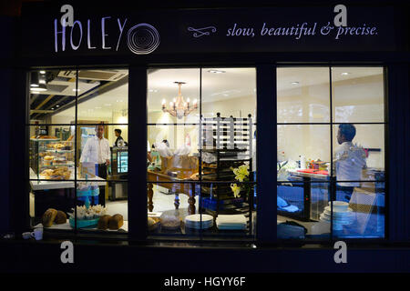 Dhaka, Bangladesh. 14 Jan, 2017. Dhaka, Bangladesh. 14 Jan, 2016. Employés bangladais travaillent à l'intérieur de la nouvelle boulangerie artisanale Holey rouvert à Dhaka, au Bangladesh. Le 13 janvier 2017. Le Bangladesh cafe assiégé par des militants qui ont torturé et tué 20 otages l'année dernière a rouvert cette semaine, au calme, à quelques rues de l'ancien site et ensanglanté, qui demeure à l'aide de ruban isolant en enquêtant sur la police. Mamunur Rashid/crédit : Alamy Live News © Mamunur Rashid/Alamy Live News Banque D'Images