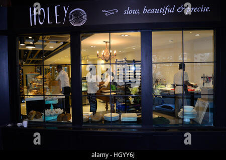 Dhaka, Bangladesh. 14 Jan, 2017. Dhaka, Bangladesh. 14 Jan, 2016. Employés bangladais travaillent à l'intérieur de la nouvelle boulangerie artisanale Holey rouvert à Dhaka, au Bangladesh. Le 13 janvier 2017. Le Bangladesh cafe assiégé par des militants qui ont torturé et tué 20 otages l'année dernière a rouvert cette semaine, au calme, à quelques rues de l'ancien site et ensanglanté, qui demeure à l'aide de ruban isolant en enquêtant sur la police. Mamunur Rashid/crédit : Alamy Live News © Mamunur Rashid/Alamy Live News Banque D'Images