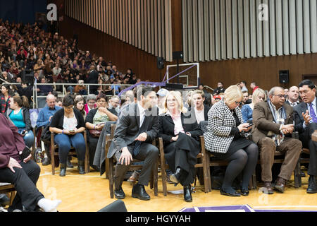 London, Ontario, Canada, le 13 janvier, 2017. Kate Young, membre du Parlement (MP) à l'ouest de Londres, et Peter Fragiskatos, membre du Parlement (MP) London-Centre, attendre le début d'une maison de ville Q&A avec le premier ministre du Canada, tenu à London, en Ontario. Londres a été l'un des arrêts du premier ministre dans le cadre de sa tournée du pays. Credit : Rubens Alarcon/Alamy Live News Banque D'Images