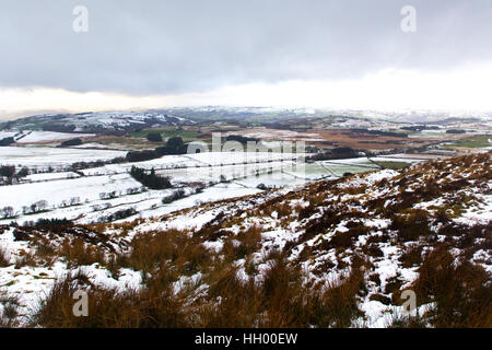 Brecon Beacons, UK. 14 Jan, 2017. Les Brecon Beacons ont été recouverts d'une fine couche de neige mouillée.Températures oscillé autour de 2 degrés Celsius comme enveloppé de nuages bas les sommets des montagnes à Londres, au Royaume-Uni. Crédit : Chris Stevenson/Alamy Live News Banque D'Images