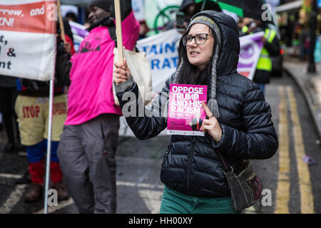 Londres, Royaume-Uni. 14 janvier, 2017. Un partisan du mouvement pour la justice par tous les moyens nécessaires est titulaire d'une circulaire de l'annonce d'un rassemblement anti-Trump à une protestation à Brixton contre la déportation en masse des vols charter vers le Nigeria, le Ghana, la Jamaïque, le Pakistan et l'Afghanistan, utilisé par le gouvernement britannique à Londres, au Royaume-Uni. Credit : Mark Kerrison/Alamy Live News Banque D'Images