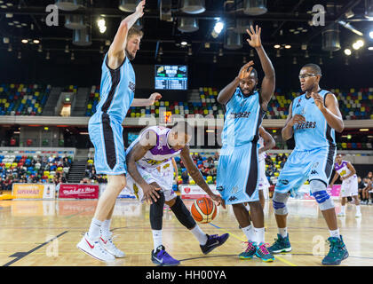 Boîte de cuivre Arena, London, 14 Jan 2017. Alex Owumi des Lions (15) avec la balle contre la défense de Surrey. Les tensions exacerbées dans le BBL Trophy match de basket-ball entre l'équipe d'accueil des visiteurs de Londres et le Surrey Scorchers Lions comme les deux équipes tentent de se rendre à la prochaine ronde du trophée. Scorchers pincez le jeu dans les 20 dernières secondes et gagne 88-87 sur les Lions. Banque D'Images