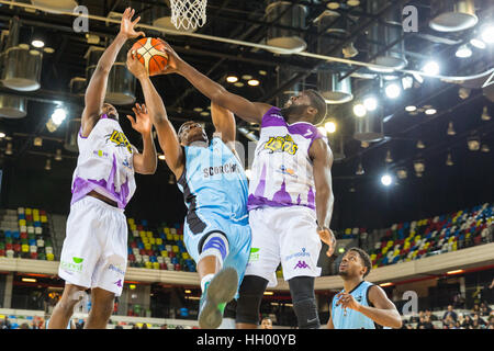 Boîte de cuivre Arena, London, 14 Jan 2017. Scorchers Mike Ochreeobia (52) saute à la corbeille avec les Lions' le capitaine Joe Ikhinmwin (7) et Rashad Hassan (22) essayer de bloquer. Les tensions exacerbées dans le BBL Trophy match de basket-ball entre l'équipe d'accueil des visiteurs de Londres et le Surrey Scorchers Lions comme les deux équipes tentent de se rendre à la prochaine ronde du trophée. Scorchers pincez le jeu dans les 20 dernières secondes et gagne 88-87 sur les Lions. Banque D'Images