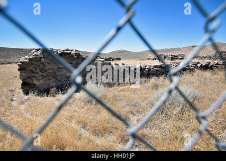 Cold Springs, Nevada, USA. Le 13 juillet, 2016. Les ruines d'un Overland station Stade est considéré clôturé de vandales à Cold Springs, Nevada. Depuis 1986 le magazine Life qui a surnommé le Nevada partie de la route ''Le plus solitaire Road en Amérique, '' les agents de tourisme de l'État a créé un programme pour les automobilistes de se déplacer l'autoroute et visiter des sites historiques. Crédit : David Becker/ZUMA/Alamy Fil Live News Banque D'Images