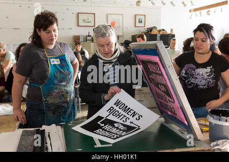 Seattle, USA. 14 janvier, 2017. Les partisans se sont rendus en masse à l'écran Travaux Impression Party le samedi pour le Womxn sur Mars de Seattle. Animés par des artistes Kristen Ramirez et Claire Jauregui au Pratt Fine Arts Center studio d'impression, de supports ont été invités à venir, et contribuer à faire de la résistance positive poster imprime pour l'Womxn sur Mars de Seattle. La marche aura lieu le 21 janvier 2017 en solidarité avec la Marche des femmes sur Washington D.C. Crédit : Paul Gordon/Alamy Live News Banque D'Images