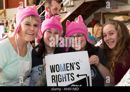 Seattle, USA. 14 janvier, 2017. Les partisans se sont rendus en masse à l'écran Travaux Impression Party le samedi pour le Womxn sur Mars de Seattle. Animés par des artistes Kristen Ramirez et Claire Jauregui au Pratt Fine Arts Center studio d'impression, de supports ont été invités à venir, et contribuer à faire de la résistance positive poster imprime pour l'Womxn sur Mars de Seattle. La marche aura lieu le 21 janvier 2017 en solidarité avec la Marche des femmes sur Washington D.C. Crédit : Paul Gordon/Alamy Live News Banque D'Images