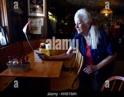 Middlegate, Nevada, USA. 14 juillet, 2016. Fredda swats Stevenson une mouche à l'intérieur de sa station à Middlegate Middlegate, Nevada. 'Vous n'allez pas voir l'histoire du Nevada, de l'Interstate 80 de conduite ' Stevenson a déclaré, en parlant de son bar-restaurant historique situé le long de la route 50, à environ 45 milles à l'est de Fallon. Crédit : David Becker/ZUMA/Alamy Fil Live News Banque D'Images