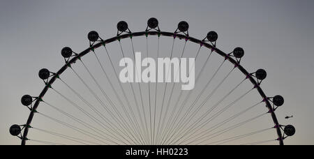 Las Vegas, Nevada, USA. Feb 27, 2015. Le High Roller à la promenade de LINQ est observé le long de la Strip de Las Vegas. Les 550 mètres de haut sur roue d'observation a ouvert le 31 mars 2014, et est actuellement le plus haut du monde grande roue. Crédit : David Becker/ZUMA/Alamy Fil Live News Banque D'Images