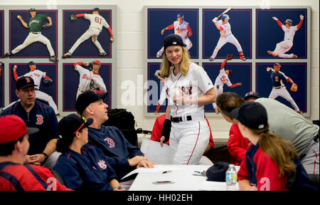 Fort Myers, Floride, USA. 13 Jan, 2017. ERIN PAPPAS, 35 ans, est titulaire d'un Dustin Pedroia-balle autographiée décerné à elle pour le grain elle a montré malgré un poignet blessé à la deuxième édition de la Red Sox de Boston Women's Fantasy Camp à jetBlue Park. Le camp dispose de cinq jours d'instruction d'anciens joueurs des Red Sox à l'installation d'amour connue sous le nom de Fenway South, et l'occasion de jouer un match au Fenway Park à Boston réel pendant la saison de MLB 2017. Crédit : Brian Cahn/ZUMA/Alamy Fil Live News Banque D'Images