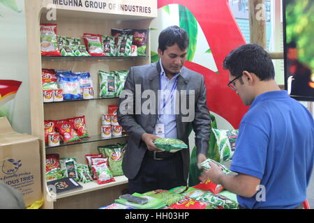 Dhaka, Bangladesh. 14 Jan, 2017. Un client (R) choisit les produits thé à la bloquer en cours Bangladesh Plateau d'Expo 2017 à Dhaka, capitale du Bangladesh, 14 janvier 2017. Le Bangladesh Plateau d'Expo 2017 s'est tenue ici à partir de 12 janvier au 14 janvier. Credit : Mohammad Kamal Manowar/Xinhua/Alamy Live News Banque D'Images