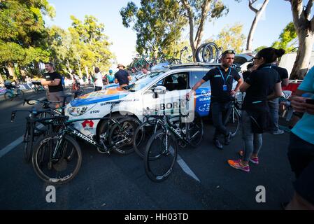 Adélaïde, Australie du Sud, Australie. 14 Jan, 2017. Ralph Denk, (R) Manager de l'équipe d'Bora-Hansgrohe au niveau de l'équipe l'auto avant le départ de la course, People's Choice Classic tour 22, 50.6km street race circuit comme chauffer pendant le Tour Down Under, en Australie le 15 janvier 2017 Credit : Gary Francis/ZUMA/Alamy Fil Live News Banque D'Images