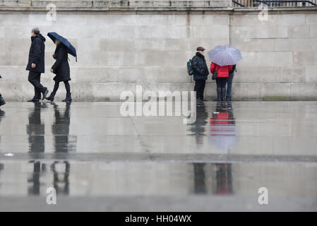 Trafalgar Square, Londres, Royaume-Uni. 15 janvier 2017. Temps pluvieux et humide au centre de Londres. Crédit : Matthieu Chattle/Alamy Live News Banque D'Images