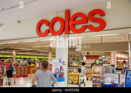 Mesdames entrer dans un magasin supermarché Coles à North Sydney, Australie,chariots poussant Banque D'Images